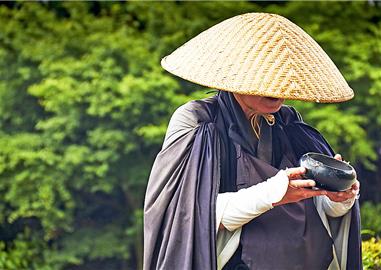 Buddhistický mnich na své každodenní pouti,  Japonsko