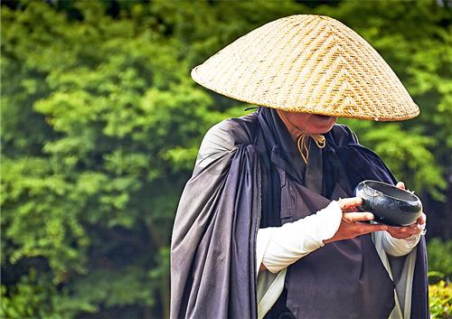 Buddhistický mnich na své každodenní pouti, Japonsko